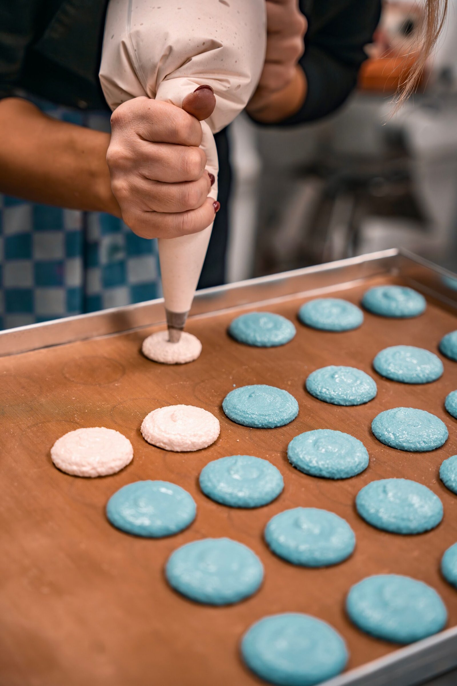 Easy Chocolate and Vanilla Macarons Recipe pexels chrissykrueger 29679344