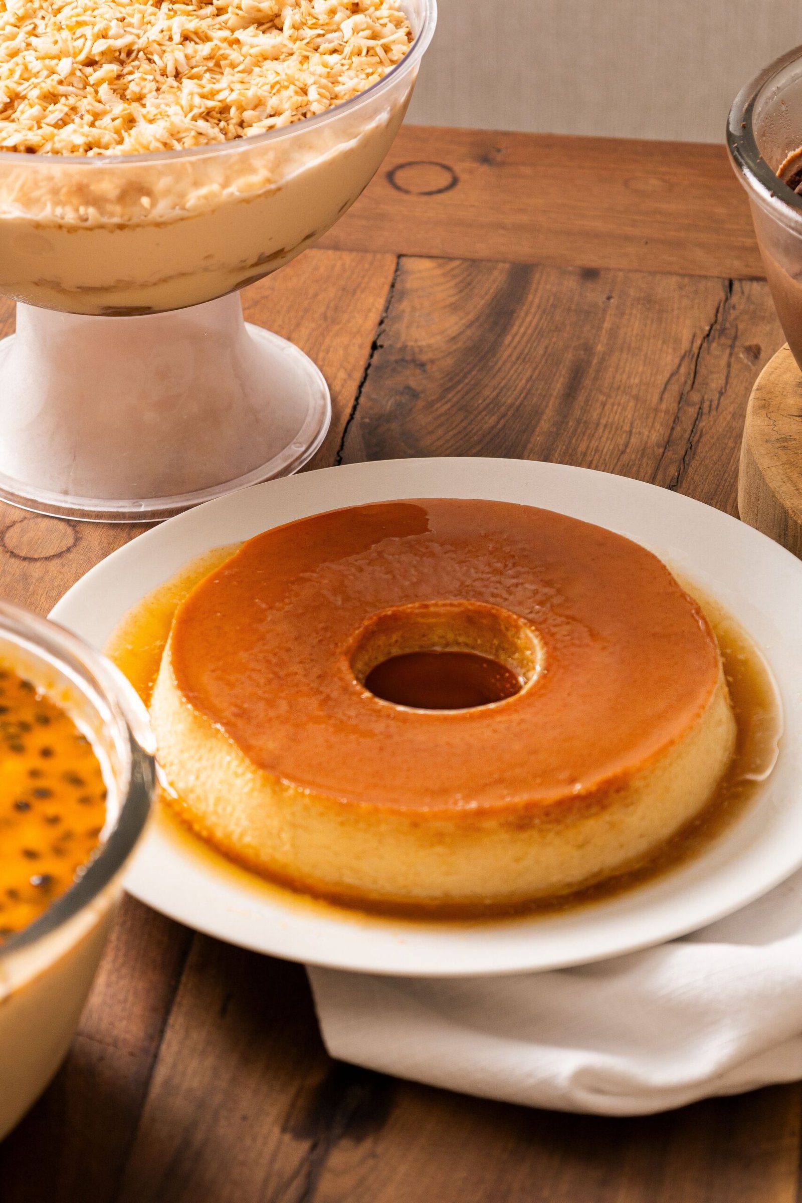 Flan au caramel maison crémeux servi sur une assiette blanche avec caramel doré.
