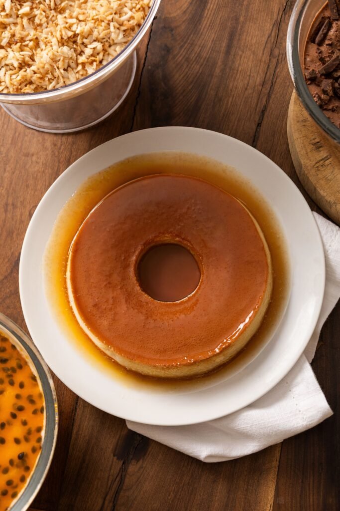 Flan au caramel maison vu de dessus, nappé de caramel ambré sur une assiette blanche.